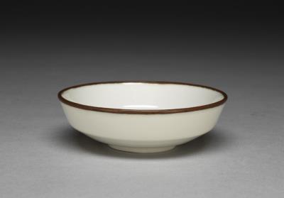 图片[2]-Angled-waist dish in white glaze, Ming dynasty (1368-1644)-China Archive